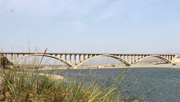    پل رودخانه آبنما