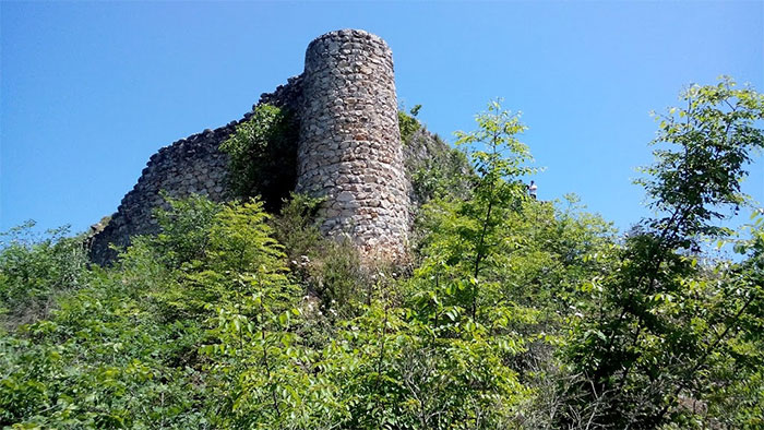 قلعه مارکوه از جاذبه‌های جنگل دالخانی