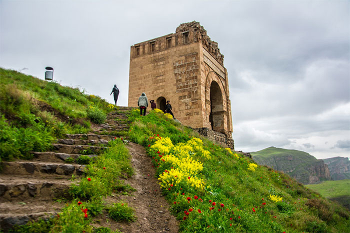 قلعه ضحاک از جاذبه‌های مسیر مشهد تبریز