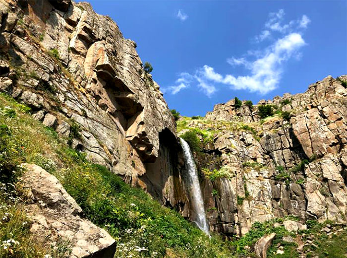 آبشار ورزان از دیدنی‌های اطراف دریاچه نئور