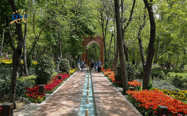 جشنواره-گل‌های-لاله-در-بوستان-باغ-ایرانی.